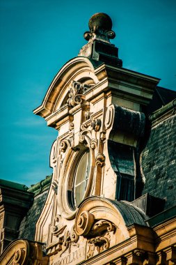 Fransa 'nın tarihi Reims şehir merkezindeki bir binanın dış görünüşü