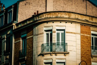 Fransa 'nın tarihi Reims şehir merkezindeki bir binanın dış görünüşü