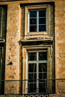 Fransa 'nın tarihi Reims şehir merkezindeki bir binanın dış görünüşü