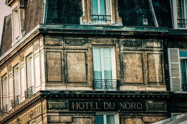 Fransa 'nın tarihi Reims şehir merkezindeki bir binanın dış görünüşü