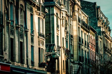 Fransa 'nın tarihi Reims şehir merkezindeki bir binanın dış görünüşü