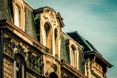 Fransa 'nın tarihi Reims şehir merkezindeki bir binanın dış görünüşü