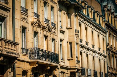 Fransa 'nın tarihi Reims şehir merkezindeki bir binanın dış görünüşü