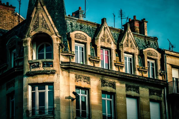 Widok Fasadę Budynku Zabytkowym Centrum Reims Francji — Zdjęcie stockowe