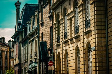 Fransa 'nın tarihi Reims şehir merkezindeki bir binanın dış görünüşü