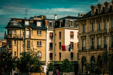 Fransa 'nın tarihi Reims şehir merkezindeki bir binanın dış görünüşü