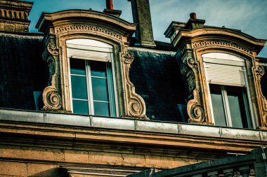 Fransa 'nın tarihi Reims şehir merkezindeki bir binanın dış görünüşü