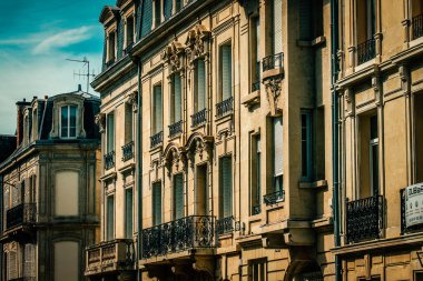 Fransa 'nın tarihi Reims şehir merkezindeki bir binanın dış görünüşü