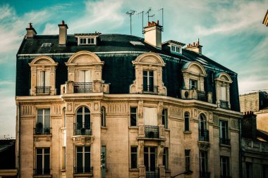 Fransa 'nın tarihi Reims şehir merkezindeki bir binanın dış görünüşü