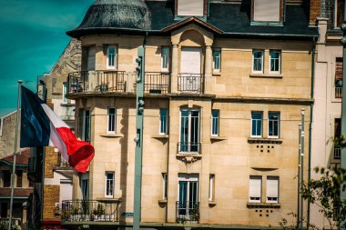 Fransa 'nın tarihi Reims şehir merkezindeki bir binanın dış görünüşü