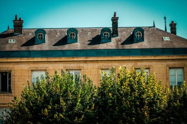 Fransa 'nın tarihi Reims şehir merkezindeki bir binanın dış görünüşü