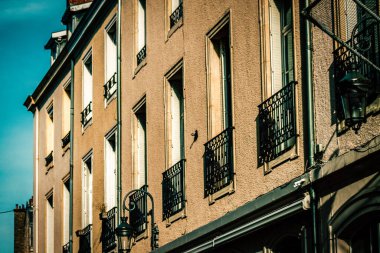 Fransa 'nın tarihi Reims şehir merkezindeki bir binanın dış görünüşü