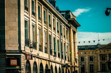 Fransa 'nın tarihi Reims şehir merkezindeki bir binanın dış görünüşü