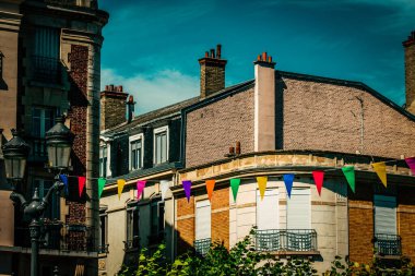 Fransa 'nın tarihi Reims şehir merkezindeki bir binanın dış görünüşü