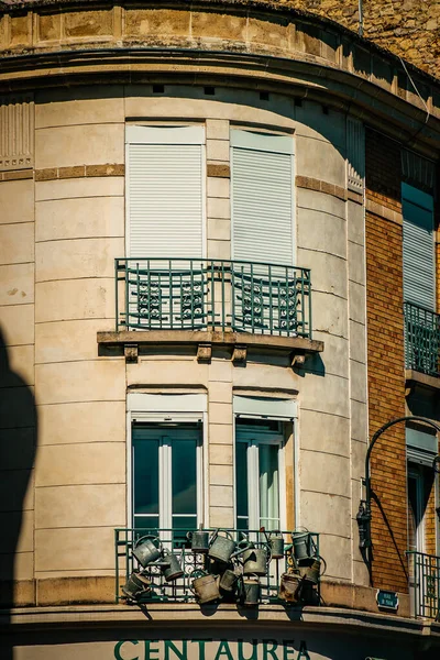 フランスのランスの歴史的なダウンタウンにある建物のファサードの眺め — ストック写真