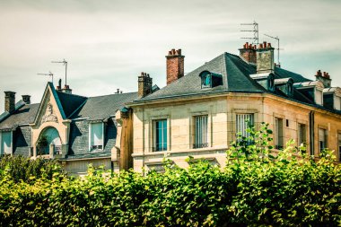 Fransa 'nın tarihi Reims şehir merkezindeki bir binanın dış görünüşü