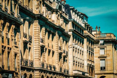 Fransa 'nın tarihi Reims şehir merkezindeki bir binanın dış görünüşü