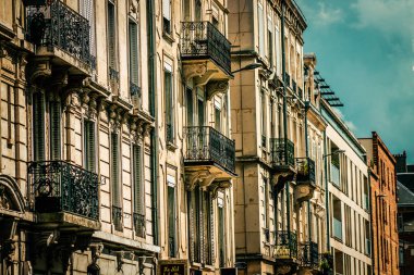 Fransa 'nın tarihi Reims şehir merkezindeki bir binanın dış görünüşü