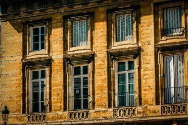 Fransa 'nın tarihi Reims şehir merkezindeki bir binanın dış görünüşü