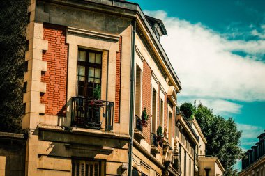 Fransa 'nın tarihi Reims şehir merkezindeki bir binanın dış görünüşü