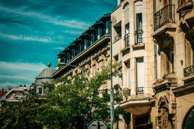 Fransa 'nın tarihi Reims şehir merkezindeki bir binanın dış görünüşü