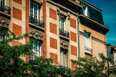 Fransa 'nın tarihi Reims şehir merkezindeki bir binanın dış görünüşü