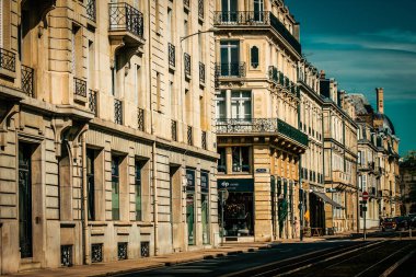 Fransa 'nın tarihi Reims şehir merkezindeki bir binanın dış görünüşü