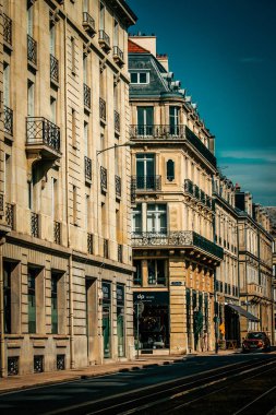 Fransa 'nın tarihi Reims şehir merkezindeki bir binanın dış görünüşü