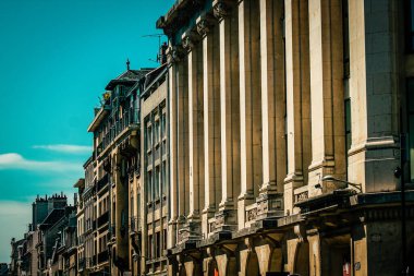 Fransa 'nın tarihi Reims şehir merkezindeki bir binanın dış görünüşü