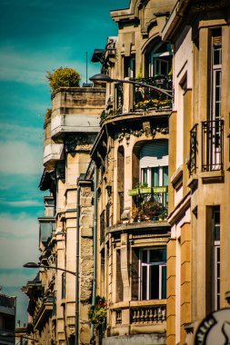 Fransa 'nın tarihi Reims şehir merkezindeki bir binanın dış görünüşü