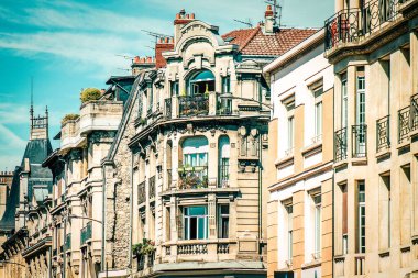 Fransa 'nın tarihi Reims şehir merkezindeki bir binanın dış görünüşü