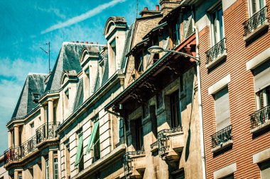 Fransa 'nın tarihi Reims şehir merkezindeki bir binanın dış görünüşü