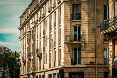 Fransa 'nın tarihi Reims şehir merkezindeki bir binanın dış görünüşü