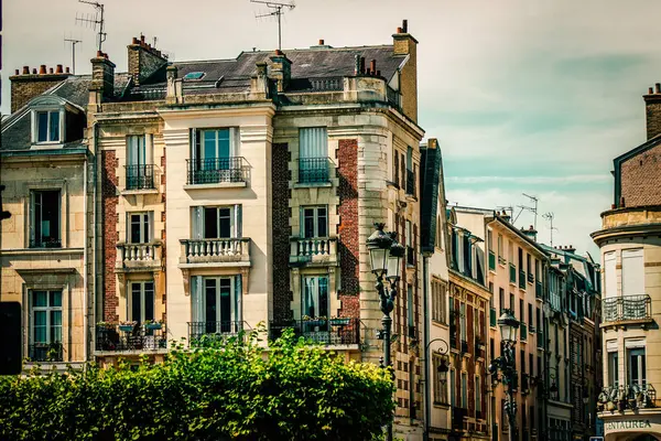 フランスのランスの歴史的なダウンタウンにある建物のファサードの眺め — ストック写真