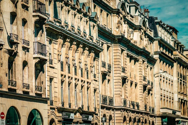 Fransa 'nın tarihi Reims şehir merkezindeki bir binanın dış görünüşü