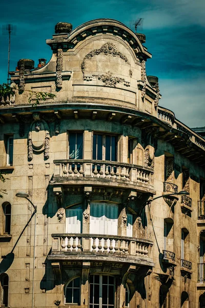 Fransa 'nın tarihi Reims şehir merkezindeki bir binanın dış görünüşü