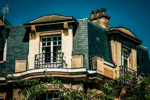 Fransa 'nın tarihi Reims şehir merkezindeki bir binanın dış görünüşü