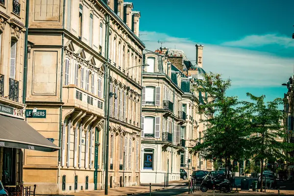 Widok Fasadę Budynku Zabytkowym Centrum Reims Francji — Zdjęcie stockowe