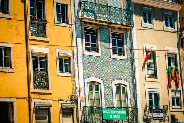 Blick Auf Die Fassade Eines Gebäudes Der Innenstadt Von Lissabon — Stockfoto