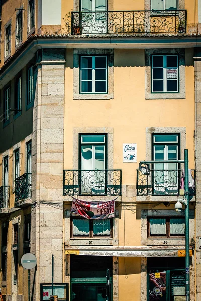 Kilátás Egy Épület Homlokzatára Lisszabon Belvárosában Portugáliában — Stock Fotó