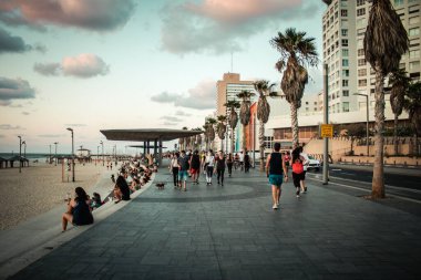 Tel Aviv İsrail, 4 Ekim 2020. Korunmak için maskesiz, kimliği belirsiz insanların Tel Aviv 'deki Herbert Samuel Promenade' de yürüşünü ve Coronavirus salgınını görüyoruz.