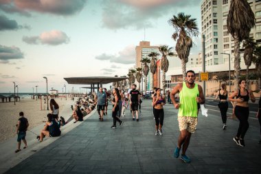 Tel Aviv İsrail, 4 Ekim 2020. Korunmak için maskesiz, kimliği belirsiz insanların Tel Aviv 'deki Herbert Samuel Promenade' de yürüşünü ve Coronavirus salgınını görüyoruz.