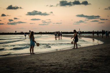 Tel Aviv İsrail, 4 Ekim 2020 Coronavirus salgınına rağmen Tel Aviv sahilinde gün batımında kendilerini korumak için maskesi olmayan ve eğlenen kimliği belirsiz insanlar görülüyor.