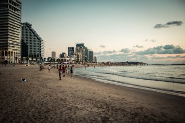 Tel Aviv İsrail, 4 Ekim 2020 Coronavirus salgınına rağmen Tel Aviv sahilinde gün batımında kendilerini korumak için maskesi olmayan ve eğlenen kimliği belirsiz insanlar görülüyor.