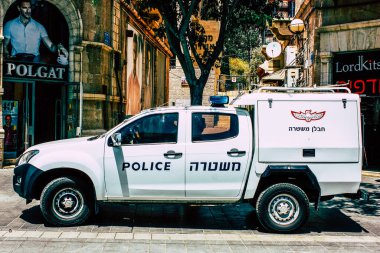 Şehir merkezinin caddelerinde devriye gezen resmi bir polis aracının görüntüsü.