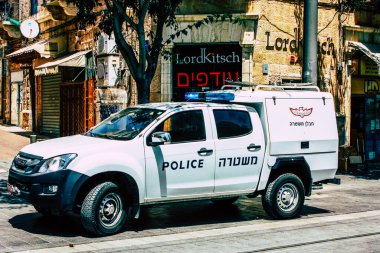 Şehir merkezinin caddelerinde devriye gezen resmi bir polis aracının görüntüsü.