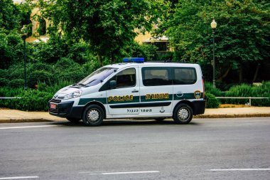 Şehir merkezinin caddelerinde devriye gezen resmi bir polis aracının görüntüsü.