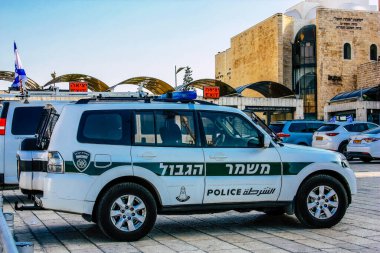 Şehir merkezinin caddelerinde devriye gezen resmi bir polis aracının görüntüsü.