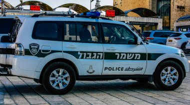 Şehir merkezinin caddelerinde devriye gezen resmi bir polis aracının görüntüsü.