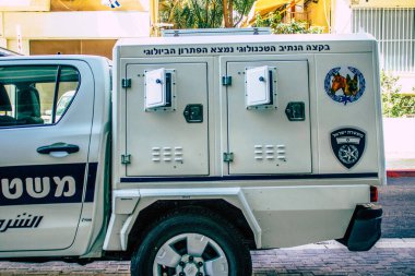 Şehir merkezinin caddelerinde devriye gezen resmi bir polis aracının görüntüsü.